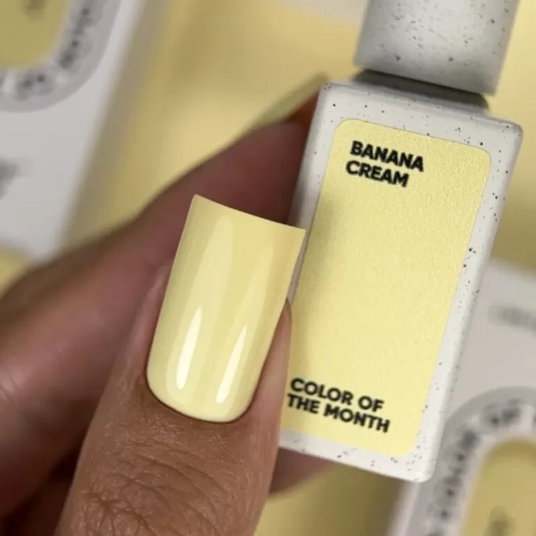NAILSOFTHEDAY Banana cream -  kastītē ar kartiņu un krāsas uzlīmi paraugam